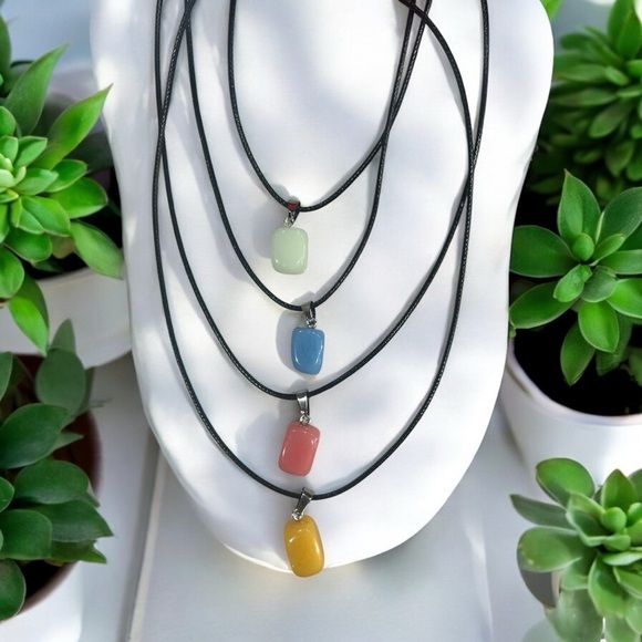 Aventurine Crystal Pendant Necklace - Picture 1 of 4